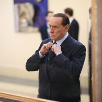 Película retrata la frenética órbita de sexo y poder que rodeó a Berlusconi