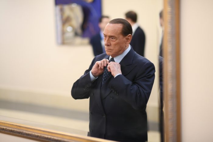 Película retrata la frenética órbita de sexo y poder que rodeó a Berlusconi Película retrata la frenética órbita de sexo y poder que rodeó a Berlusconi