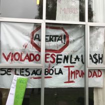 Estudiantes de la U. Austral de Chile funan a profesor acusado de acoso sexual