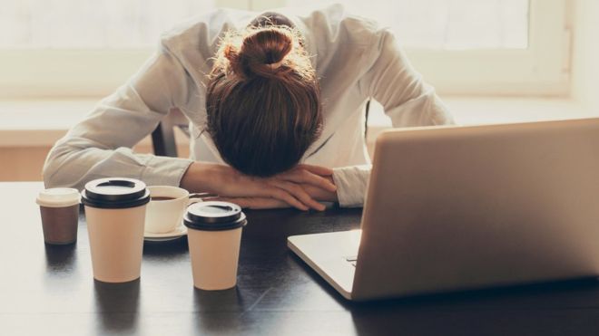 ¿Cómo saber si eres adicto al trabajo y qué puedes hacer para combatirlo?