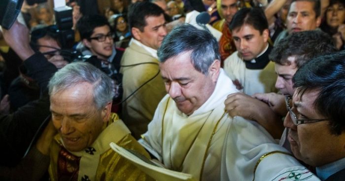 Barros se va: Papa Francisco acepta su renuncia y la de dos obispos más