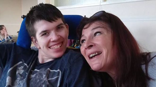 «Le diagnosticaron Parkinson a mi hijo cuando tenía 11 años» «Le diagnosticaron Parkinson a mi hijo cuando tenía 11 años»
