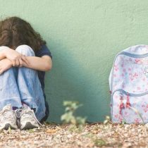 Maltrato dentro de la sala de clases: niñas reciben más agresiones psicológicas y niños más agresiones físicas