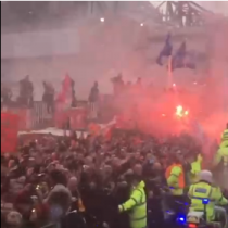 [VIDEO] Así vivió el City desde dentro del bus el violento recibimiento de los hinchas del Liverpool