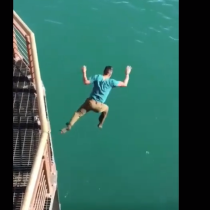 [VIDEO] Heroico carabinero saltó de un muelle para salvar a una mujer en Viña del Mar