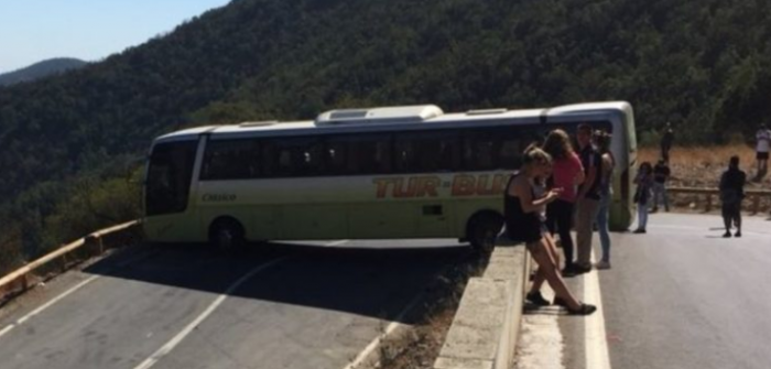 [FOTOS] Operación retorno: buses quedan atrapados en cuesta Lo Prado por no poder tomar las curvas