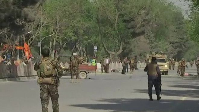 Afganistán: dos explosiones cerca de la sede de la OTAN dejan al menos 25 muertos Afganistán: dos explosiones cerca de la sede de la OTAN dejan al menos 25 muertos