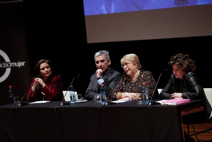 Con emocionante discurso de Bachelet, se presenta libro Las Niñas Pueden: “La pregunta es si nosotros como sociedad podemos” Con emocionante discurso de Bachelet, se presenta libro Las Niñas Pueden: “La pregunta es si nosotros como sociedad podemos”