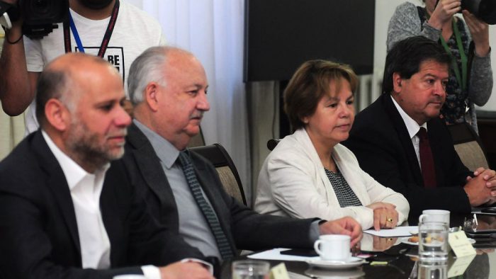 La compleja apuesta de la oposición para sortear el jaque comunicacional de La Moneda