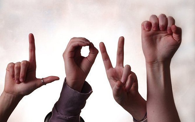 ¿De quién es la culpa? La comunidad sorda y la tardía inclusión de la lengua de señas en la sociedad ¿De quién es la culpa? La comunidad sorda y la tardía inclusión de la lengua de señas en la sociedad