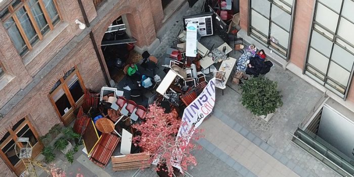 Ex alumnas se declaran derrotadas ante el patriarcado en la UC: “Esta Universidad jamás lograremos cambiarla” Ex alumnas se declaran derrotadas ante el patriarcado en la UC: “Esta Universidad jamás lograremos cambiarla”