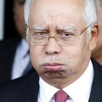 Malasia prohíbe al ex primer ministro abandonar el país