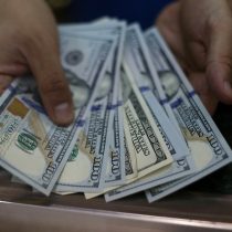 Dólar pierde terreno y anota fuerte caída en línea con repunte en el precio del cobre