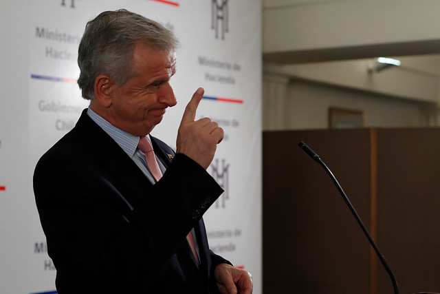Ministro Larraín sigue suave con la reforma tributaria: “Bajaremos algunos impuestos y subiremos otros” Ministro Larraín sigue suave con la reforma tributaria: