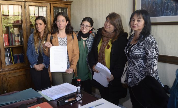 Diputadas de oposición presentaron acusación constitucional contra Santelices Diputadas de oposición presentaron acusación constitucional contra Santelices