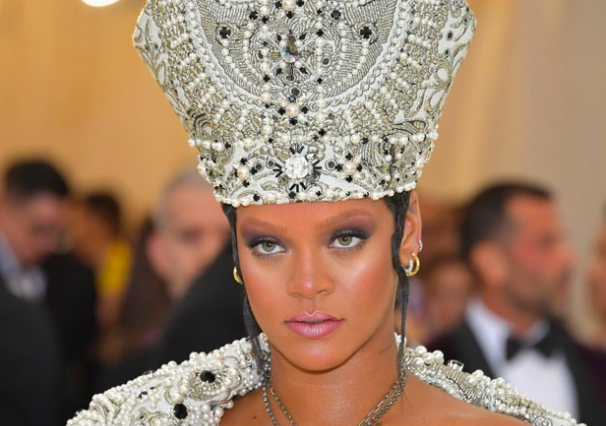 [Galeria de fotos] El impactante look de Rihanna en la Gala Met como Papisa