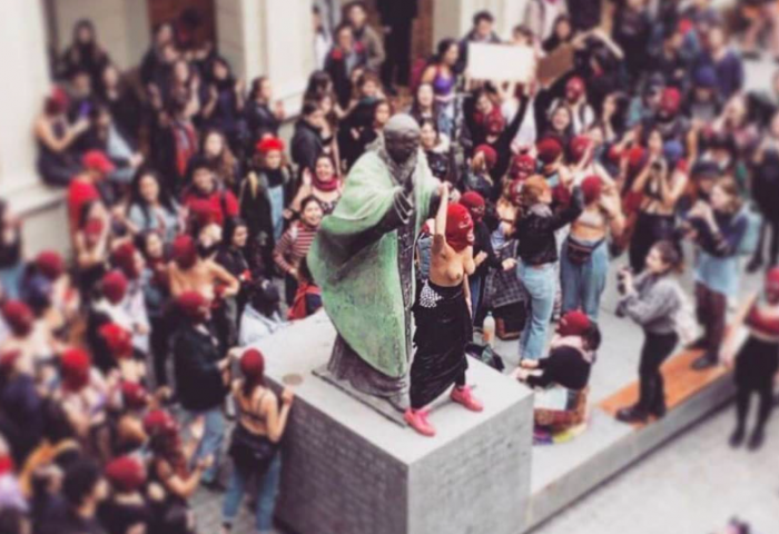 Una marejada feminista: jóvenes se manifestaron en la Casa Central de la Universidad Católica Una marejada feminista: jóvenes se manifestaron en la Casa Central de la Universidad Católica