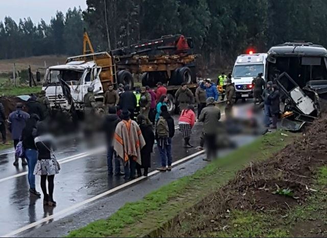 Choque entre bus policial y camión deja 14 carabineros heridos Choque entre bus policial y camión deja 14 carabineros heridos