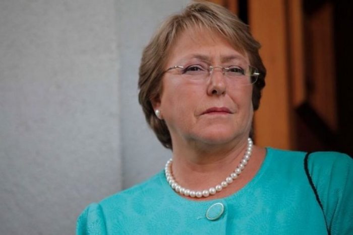 Bachelet sin agua en la piscina política
