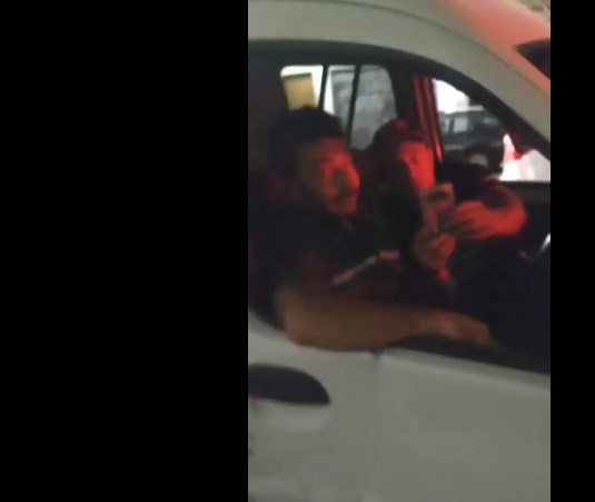 Joven enfrentó a sujeto que la acosaba desde un auto: “Eres un pajero” Joven enfrentó a sujeto que la acosaba desde un auto: