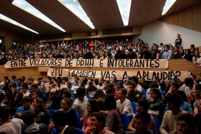 Estudiantes de la Universidad Adolfo Ibáñez repudian visita de José Antonio Kast Estudiantes de la Universidad Adolfo Ibáñez repudian visita de José Antonio Kast