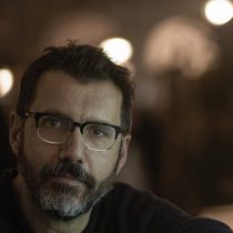 Perturbadoras confesiones: Alberto Fuguet cuenta en libro de no ficción haber violado a una mujer