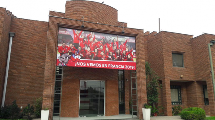 ANFP cambia imagen del frontis por una de La Roja femenina ANFP cambia imagen del frontis por una de La Roja femenina