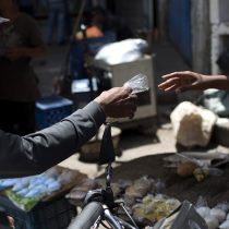 Corte de pelo por dos huevos y un plátano: la dura vida en Caracas