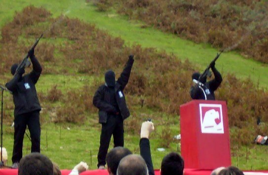La organización terrorista ETA anuncia su disolución en una carta La organización terrorista ETA anuncia su disolución en una carta