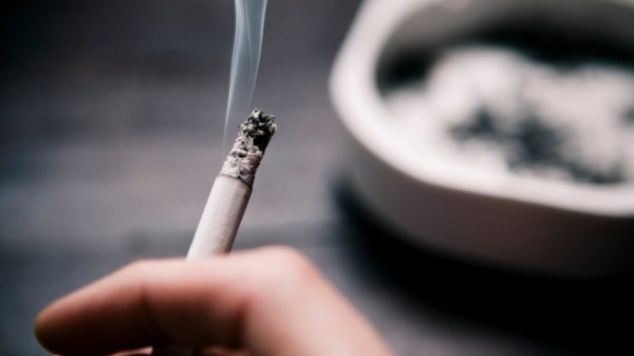 Covid-19: regiones españolas prohíben fumar en las vías públicas para prevenir contagios Covid-19: regiones españolas prohíben fumar en las vías públicas para prevenir contagios