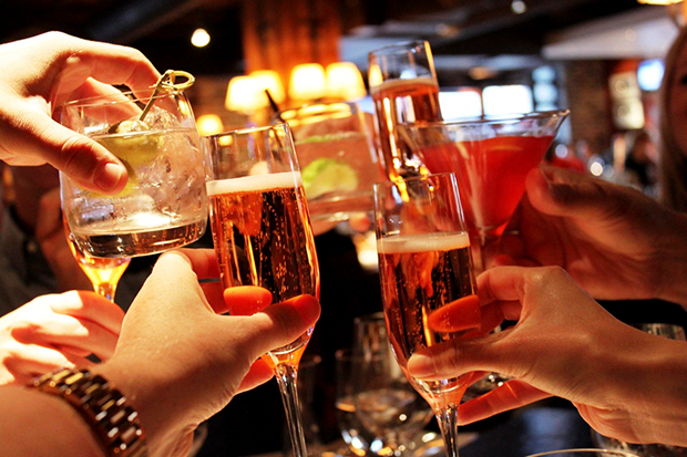 Nutricionista aclara cómo el alcohol en los “happy hours” puede afectar la dieta Nutricionista aclara cómo el alcohol en los “happy hours” puede afectar la dieta