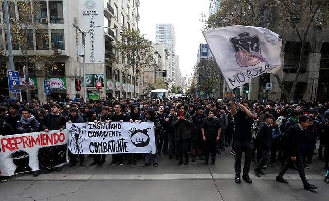 [VIDEO] Instituto Nacional versus Carabineros: alumnos marchan hasta La Moneda para acusar violencia de Fuerzas Especiales