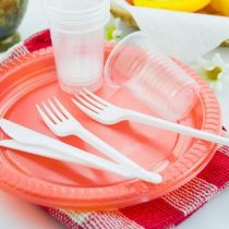 Europa busca eliminar uso de cotones, bombillas, platos y vasos de plástico