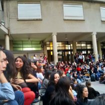 Estudiante que denunció acoso sexual de Carlos Carmona presentó recurso de protección contra la U. de Chile