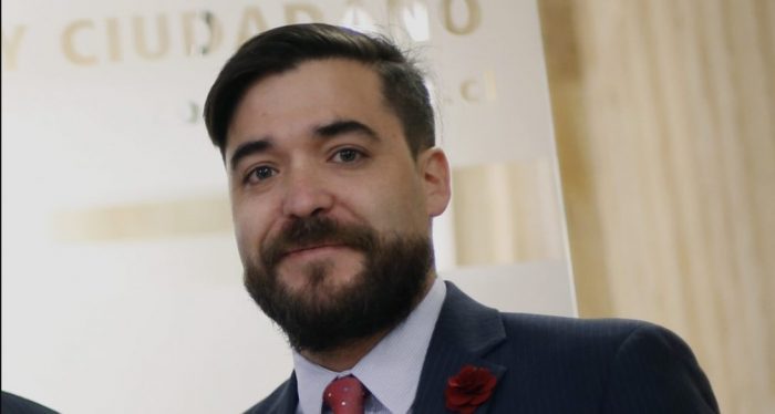 La faceta «antipiñerista» del polémico jefe jurídico del Mineduc La faceta