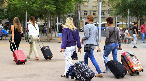 Estudio revela que huella de carbono del turismo es cuatro veces mayor que lo estimado Estudio revela que huella de carbono del turismo es cuatro veces mayor que lo estimado
