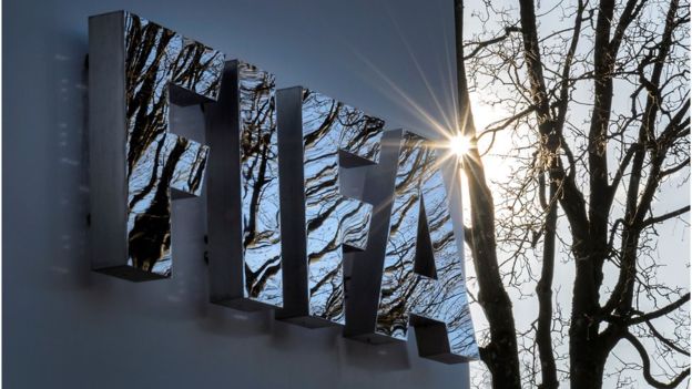 FIFA impone multas a México y Serbia por la actitud de sus aficionados FIFA impone multas a México y Serbia por la actitud de sus aficionados