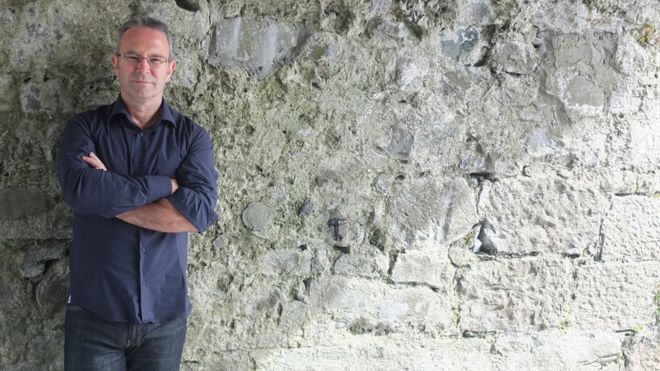 El escritor que ganó un premio de US$118.000 con una novela de una sola frase El escritor que ganó un premio de US$118.000 con una novela de una sola frase