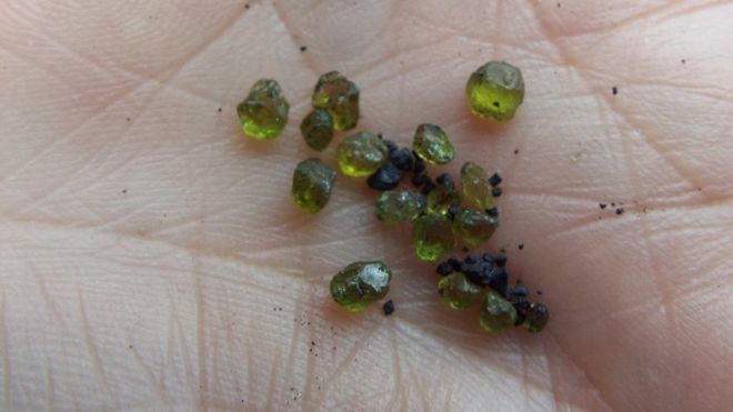 Qué son las misteriosas gemas verdes encontradas tras la erupción del volcán Kilauea en Hawái