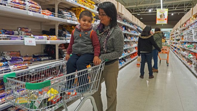 «Es que tienen mucha grasa, guácala»: cómo una ley en Chile hizo que la gente reduzca el consumo de comida chatarra