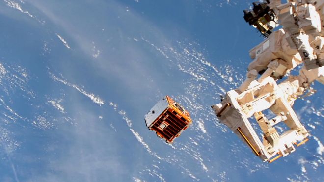 Cómo es la misión del satélite RemoveDebris, diseñado para limpiar la basura del espacio Cómo es la misión del satélite RemoveDebris, diseñado para limpiar la basura del espacio