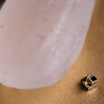 Esto es lo que puede hacer la computadora más pequeña del mundo, del tamaño de un grano de azúcar