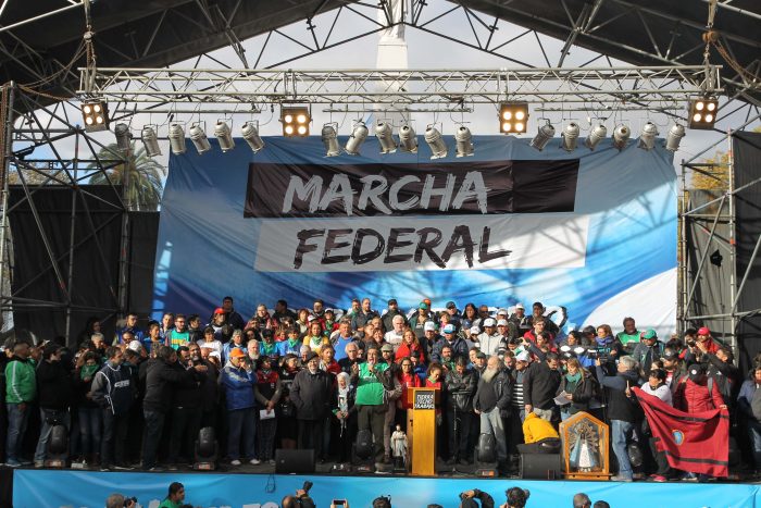 Argentina anuncia recortes de gastos mientras crecen las protestas