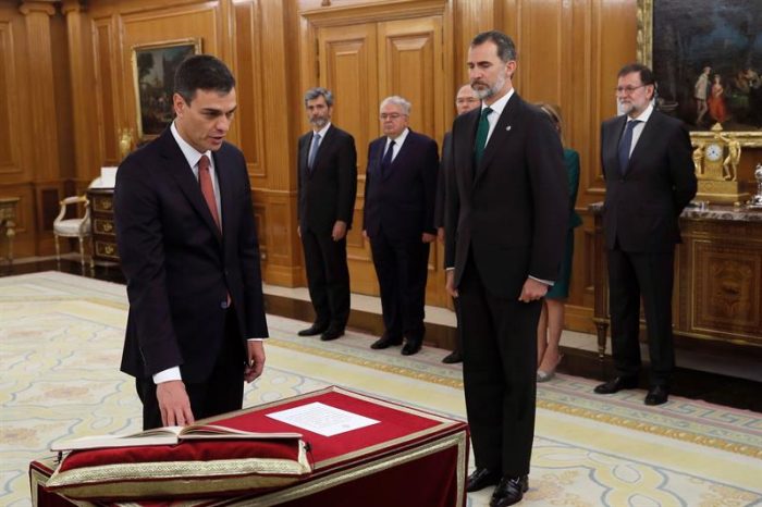El nuevo presidente del Gobierno de España promete su cargo ante el rey