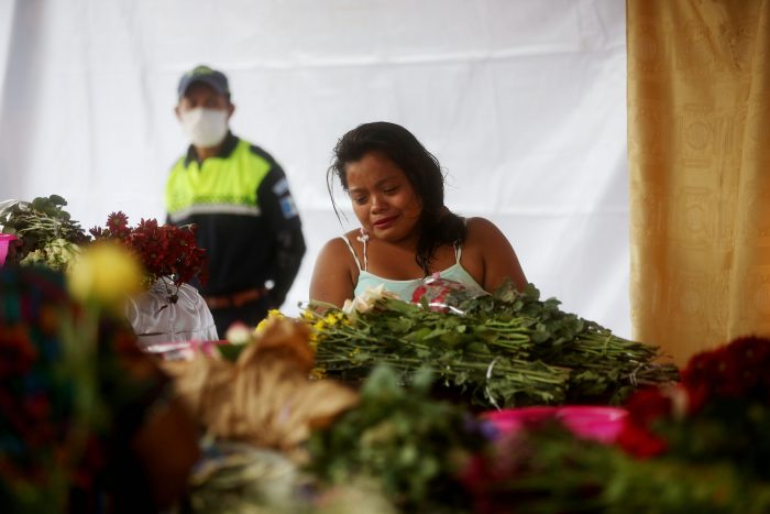 Suben a 65 los fallecidos por erupción de volcán en Guatemala