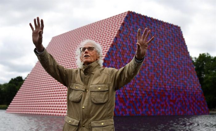 Artista Christo realiza una mastaba gigante en homenaje a su esposa fallecida Artista Christo realiza una mastaba gigante en homenaje a su esposa fallecida