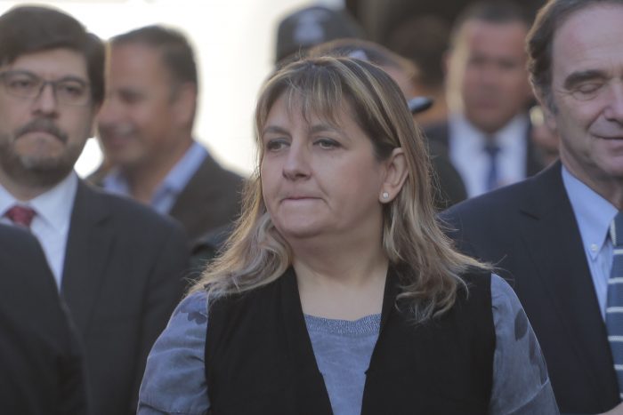 Conflicto gobierno-gendarmes salpica a directora: funcionarios aseguran que es una “patrona de fundo” Conflicto gobierno-gendarmes salpica a directora: funcionarios aseguran que es una