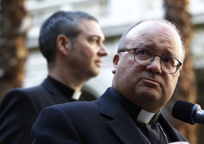 Estudiantes piden que el Vaticano se haga cargo de abusos sexuales en la Universidad Católica Estudiantes piden que el Vaticano se haga cargo de abusos sexuales en la Universidad Católica