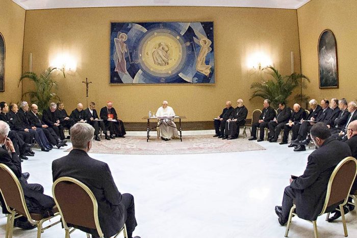 Papa acepta renuncias de Goic y Valenzuela y apunta a las redes de protección en la Iglesia