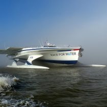 Barco que crea conciencia sobre contaminación plástica del océano llega a Chile